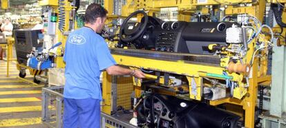 Trabajador en la planta de Ford en Almussafes (Valencia)