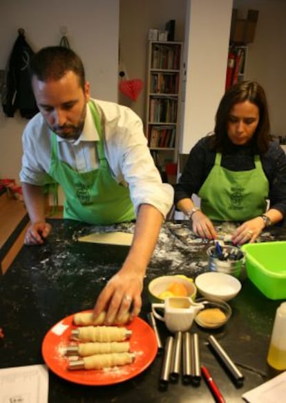 Dos alumnos del curso de cocina Apetit'Oh elaboran un menú.