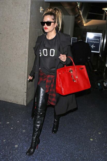Khloe Kardashian se marca un look bastante grunge con este modelo que casi podría pasar por pantalón.