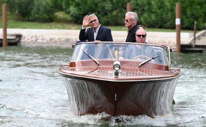 El actor George Clooney llega a la playa de Lido, para asistir al 82º Festival de Venecia, este miércoles. 