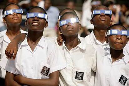 Un gupo de niños observa el eclipse en Accra (Ghana).