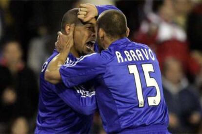 Raúl Bravo felicita a un Ronaldo exultante tras su gol.