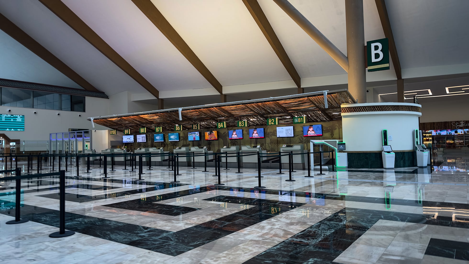 Un aeropuerto vacío, locales cerrados y hoteles en abandono: la caída ...