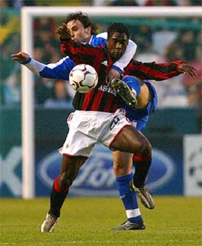 Sergio hace falta a Seedorf en la disputa de un balón.