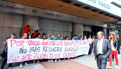 Colectivos sociales frente a la sede de Lanbide