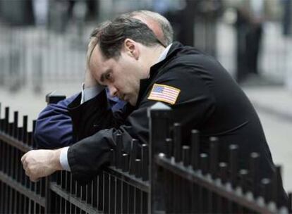 Operadores de la Bolsa de Nueva York, durante la sesión de ayer en la que el Dow Jones subió un 4,68%.