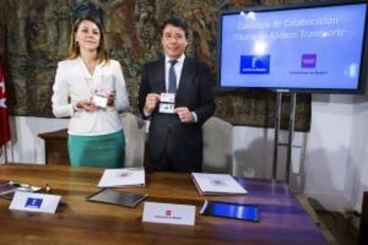 La presidenta de Castilla-La Mancha, María Dolores de Cospedal, y el presidente de la Comunidad de Madrid, Ignacio González, posan con el nuevo modelo de abono electrónico, tras firmar hoy en Toledo un acuerdo para renovar los convenios de abono de transporte entre ambas comunidades autónomas.