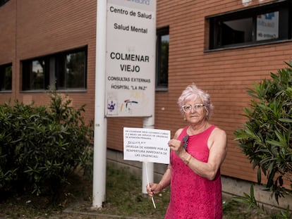 Soledad Arias, en huelga de hambre desde hace nueve días, en la puerta del centro de salud Colmenar Sur, donde acude cada día para protestar por el cierre del servicio de urgencias.