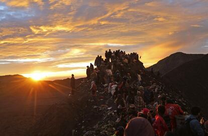 Los devotos hindúes y los visitantes se dirigen a la cima del Monte Bromo al amanecer durante el festival de Yadnya Kasada en Probolinggo, Java Oriental, Indonesia.