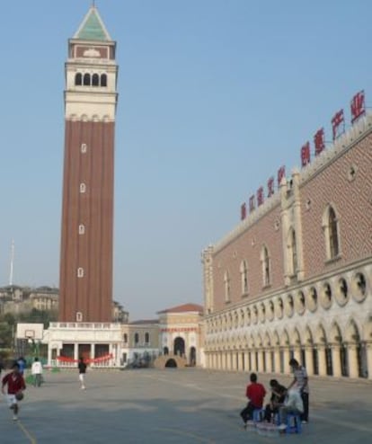 En Hangzhou también tienen una réplica del Campanile veneciano, la famosa torre de la Basílica de San Marcos