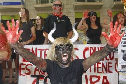 Activistas en la manifestaci&oacute;n en D&eacute;nia contra los &#039;Bous a la mar&#039;.