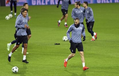 Karim Benzema y sus compañeros durante un entrenamiento.