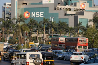 Tráfico en los alrededores del edificio de la Bolsa de Bombay.