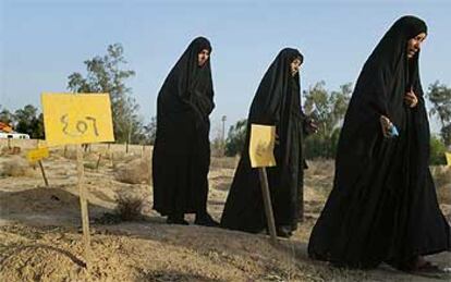 Tres mujeres caminan por un cementerio de las víctimas políticas de Sadam Husein, situado en Abu Gharib, en las afueras de Bagdad.