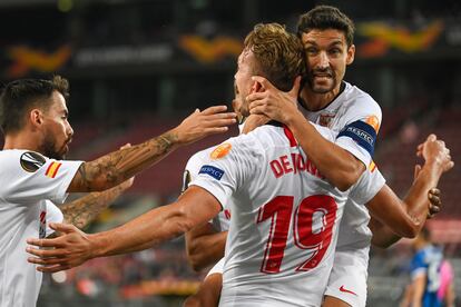 Suso, De Jong y Navas celebran un gol en la final de la Europa League.