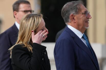 La primera ministra italiana, Giorgia Meloni, junto al presidente del Senado, Ignazio La Russa, asiste a los actos de homenaje al soldado desconocido en el Altar de la Patria de Roma. 