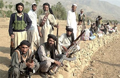 Un grupo de paquistaníes armados, en la frontera con Afganistán.