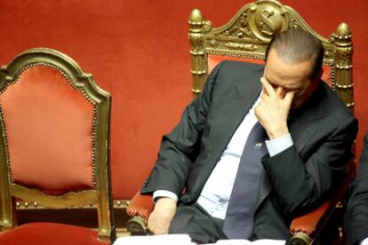 El primer ministro italiano, Silvio Berlusconi, durante el debate en el Senado.