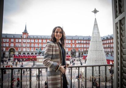 La portavoz de Ciudadanos en el Congreso de los Diputados, Inés Arrimadas, y el exdiputado de Convergencia Democrática de Cataluña, Xavier Cimas, esperan su primer hijo. La pareja contrajo matrimonio en 2016.