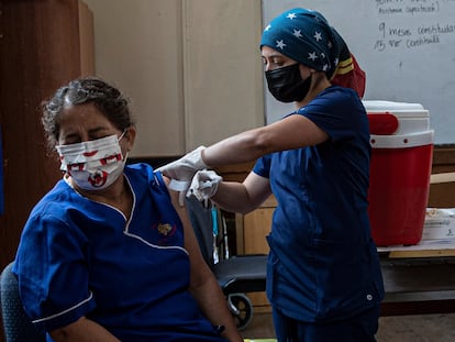 Una profesora recibe una vacuna contra la Covid-19 en Santiago de Chile, en febrero de 2021.