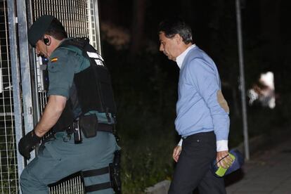 Ignacio González, expresidente de la Comunidad de Madrid, a su llegada a la comandancia de la Guardia Civil de Colmenar Viejo, tras ser detenido.