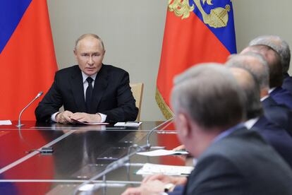 El presidente de Rusia, Vladímir Putin, preside una reunión con miembros del Consejo de Seguridad en una residencia a las afueras de Moscú, el 16 de agosto.