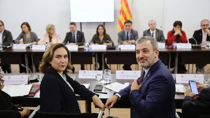 La alcaldesa Colau y el teniente de alcalde Collboni antes al inicio de la comisión mixta celebrada entre la Generalitat y el Ayuntamiento.