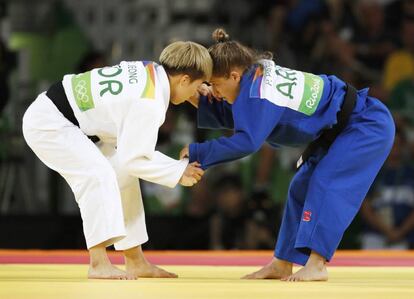 Paula Pareto y Bokyeong Jeong en la final de judo