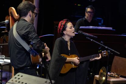 Natalia Lafourcade junto a los músicos de la Orquesta Imposible.