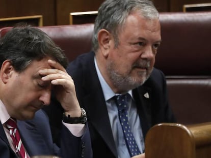 Los diputados del PNV Aitor Esteban y Pedro Azpiazu durante el debate de investidura.