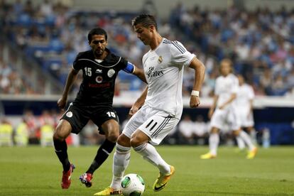 Cristiano Ronaldo, con el dorsal 11 ya que cedi&oacute; el 7 a Ra&uacute;l, protege el bal&oacute;n ante el capit&aacute;n del Al Sadd, Al Bloushi.