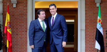 Pedro Sánchez recibe a Guillermo Fernández Vara en La Moncloa.