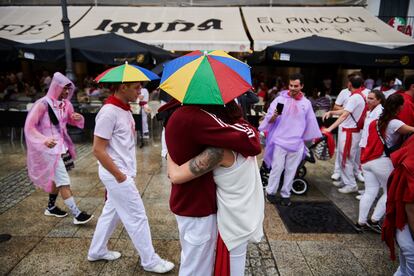 Una pareja se abraza durante la tarde del primer día de San Fermín 2022. 