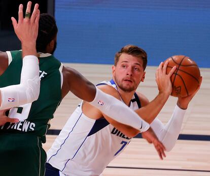 Doncic, ante Matthews, en el Dallas-Milwaukee.