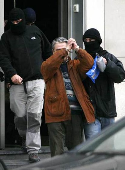 El ex director del diario <i>Egin</i> Javier Salutregi, en el momento de su detención.