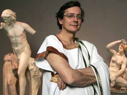 Fernando Vallespín, clásico entre los clásicos, tocado con una túnica romana, en el Museo del Prado.