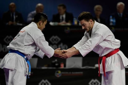 Damian Quintero (D) saluda a Ryo Kiyuna, campeón del mundo.