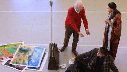 Albert Boadella, de pie, junto a los cantantes Belén Roig y Alejandro del Cerro, en un ensayo de la ópera 'El pintor'.