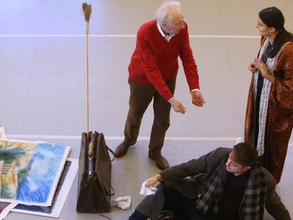 Albert Boadella, de pie, junto a los cantantes Belén Roig y Alejandro del Cerro, en un ensayo de la ópera 'El pintor'.