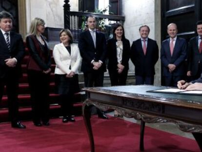 El presidente de la Generalitat firma el decreto de disoluci&oacute;n de las Cortes delante de su Gobierno.