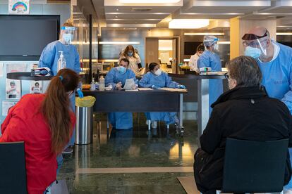 Dos enfermos en el trámite de entrada en la recepción del hotel Melià-Sarrià de Barcelona.