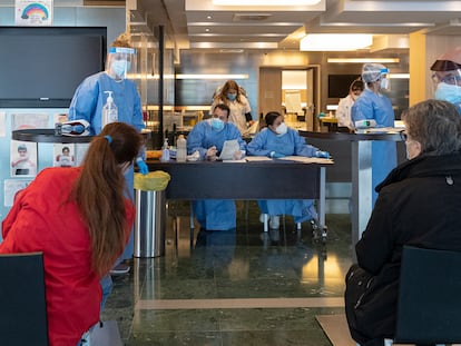 Dos enfermos en el trámite de entrada en la recepción del hotel Melià-Sarrià de Barcelona.