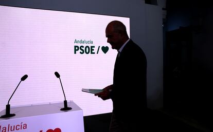 Manuel Chaves, durante su rueda de prensa este jueves en la sede del PSOE en Sevilla.