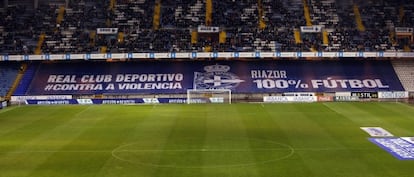 Pancarta contra la violencia ubicada en la grada que ocupan habitualmente los Riazor Blues en el estadio de A Coru&ntilde;a.