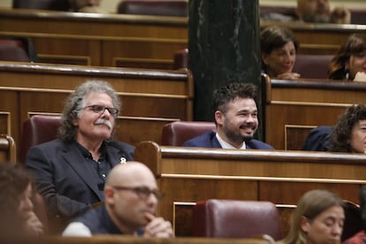 Los diputados de ERC Joan Tardá y Gabriel Rufián (d), escuchan la intervención de Pedro Sánchez en su discurso en defensa de la moción de censura.