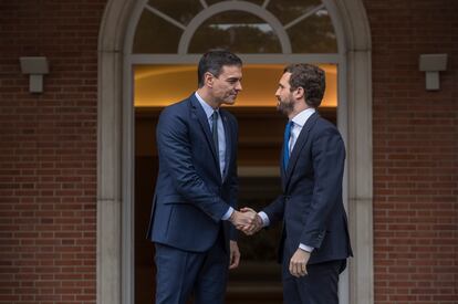 El presidente del Gobierno, Pedro Sánchez, y el entonces líder del PP, Pablo Casado, en La Moncloa el 17 de febrero de 2020.