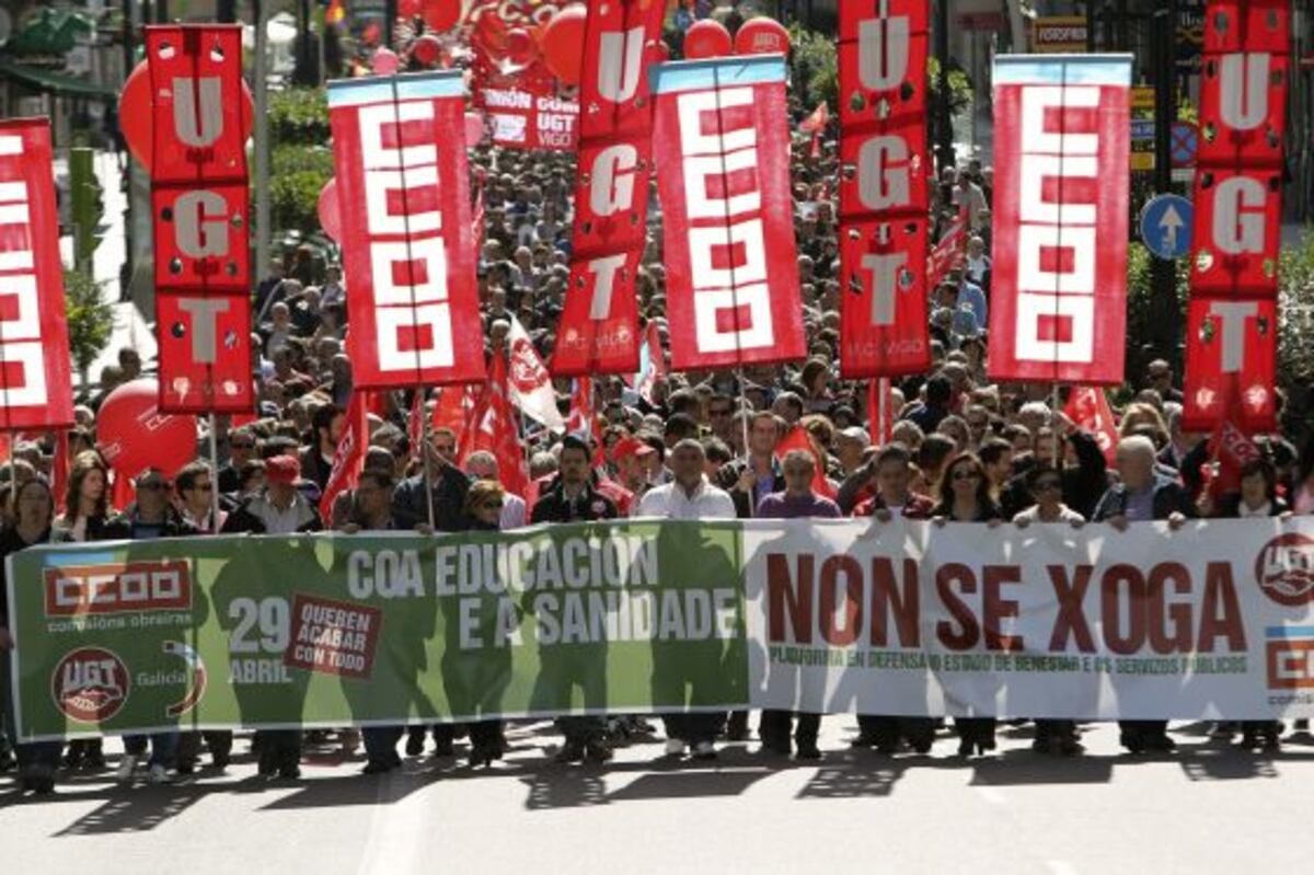 Miles de personas protestan en la calle contra los recortes sociales ...