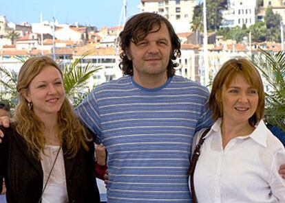 Emir Kusturica (en el centro), entre las actrices de su película <i>La vida es un milagro</i> Natasa Solak y Vesna Trivalic.