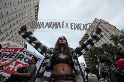 Manifestantes toman las calles de Río de Janeiro (Brasil), el 15 de mayo de 2019. Las protestas se pronunciaron contra los recortes en la educación pública anunciados por el presidente brasileño, Jair Bolsonaro, al igual que otras políticas de Gobierno como la reforma al sistema de pensiones.