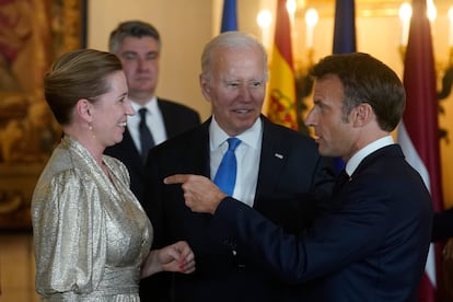 En la imagen, la primera ministra danesa, Mette Frederiksen, charla con el presidente de EE UU, Joe Biden, y el de Francia Emmanuel Macron. Solo seis mandatarias acudieron a la cena. 